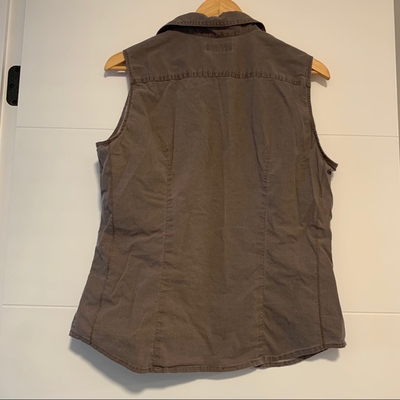Columbia | Sleeveless Button Up Shirt - Picture 2 of 10